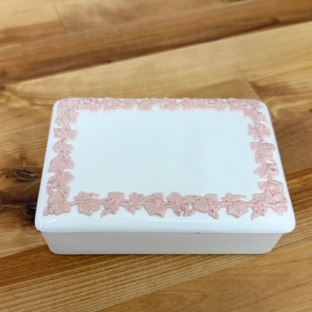 *SOLD*
Wedgewood Queensware pink trinket box / cigarette box